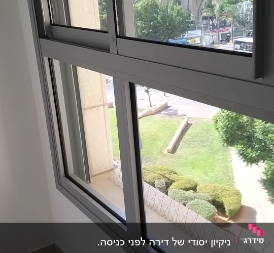 חלון נקי עם תריסים סגורים ורצפה נקייה